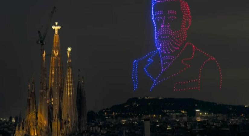 A Sagrada Famíliát tervező Antoni Gaudi drónok formájában nézett le művére a pápa látogatásakor