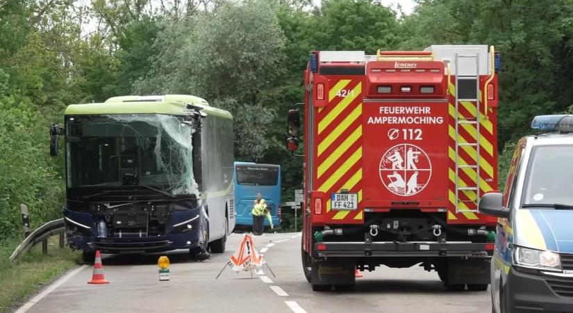 Négy helikopter érkezett: gyerekekkel teli busz karambolozott, egyikük elhunyt