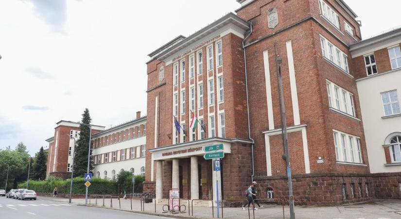Tartozás, viaszfoltok, trágárság: szakított egymással a szombathelyi egyetem és az SZKKA