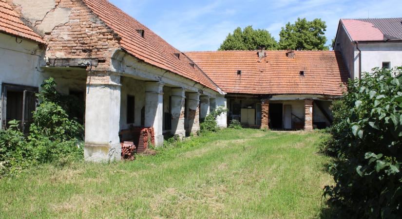 Teljes körű felújítás vár a felsőszeli Esterházy-kúriára