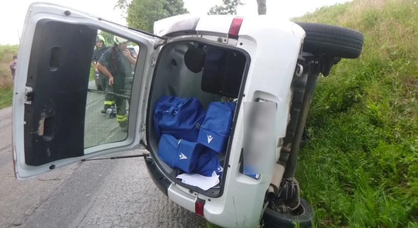 Tömegbaleset a 67-esen: fotókon öt ronccsá tört autó