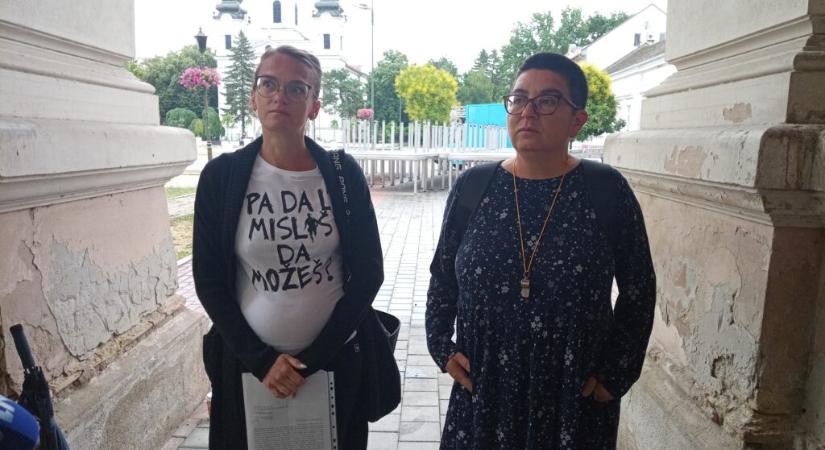 Ma még csak figyelmeztető sztrájkot tartott, eredménytelenség esetén éhségsztrájkba kezd két óbecsei édesanya