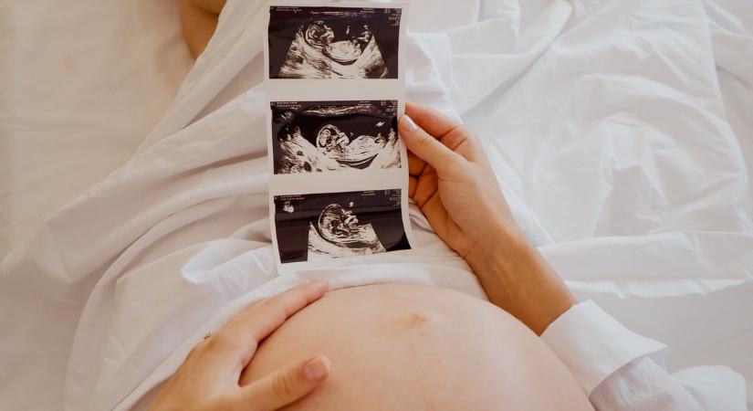 Gólyahír! Hatalmas az öröm, újra babát vár az Agymenők 40 éves sztárja