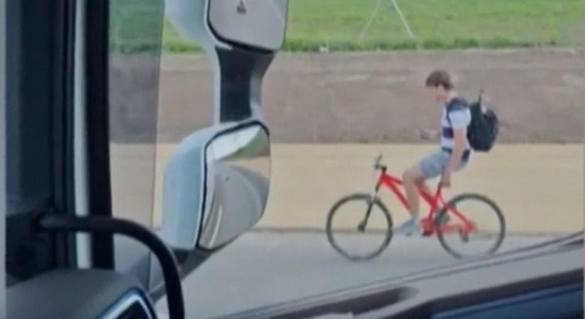 Mibolozó kerékpáros fiatalt videóztak az autópályán, a kamionos se hitt a szemének