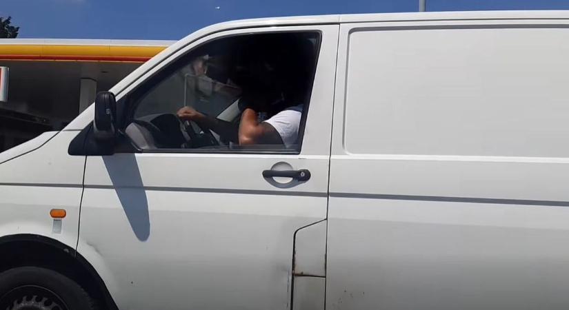 Videón a lebukás: vezetés közben telefonált a furgonos