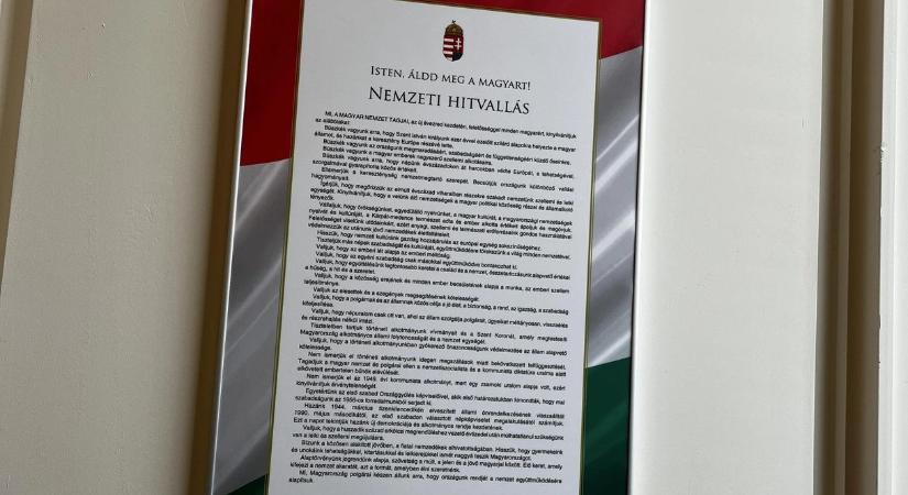 Nem lesz többé kötelező a Nemzeti Hitvallás kifüggesztése az iskolákban és más közintézményekben