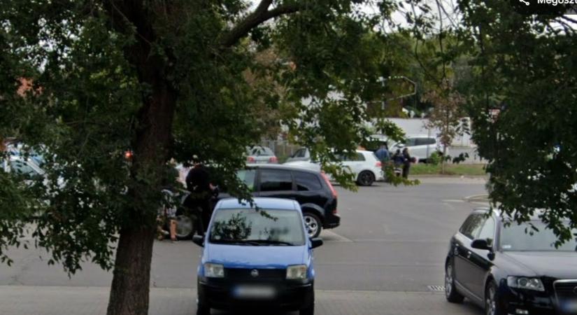 Mátészalka ledöbbent! Mindenki szeme láttára a parkolóban esett neki egy nő a fiatal férfinak!