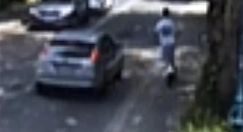 Durva videón, ahogy a száguldozó rolleres letarol egy biciklist a zebrán – videó