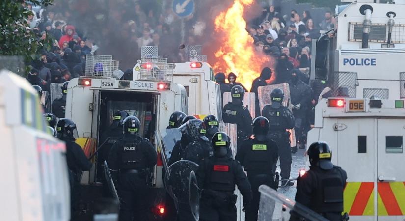 Folytatódtak a zavargások Észak-Írországban, a rendőrség vízágyúkkal is oszlatta a tömeget