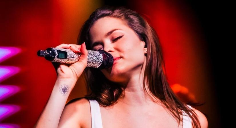 Nagy Bogi ledobta a textilt! Elképesztően dögös bikiniben – fotókkal