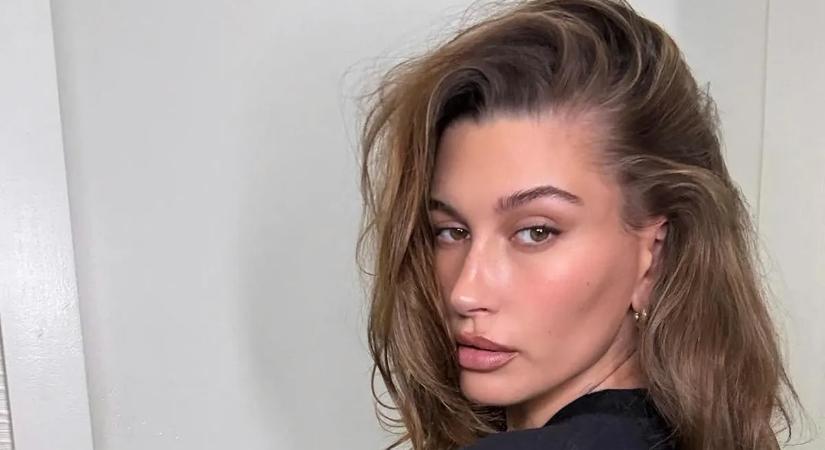 Elképesztő videó: Hailey Bieber apró bikiniben pucsított, felforr tőle a levegő