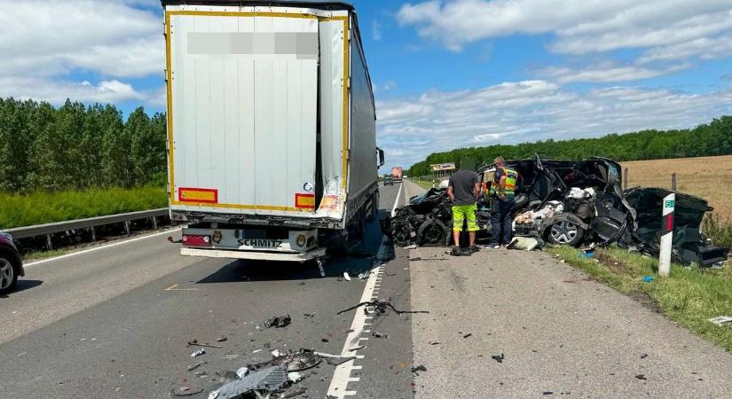 Szinte semmi sem maradt az autóból: halálos baleset bénította meg az M5-öst  fotók