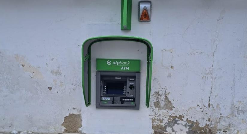 „Nagyon jó, hogy lesz a faluban bankautomata, most már csak kellene egy olyan bankkártya, amin van pénz”