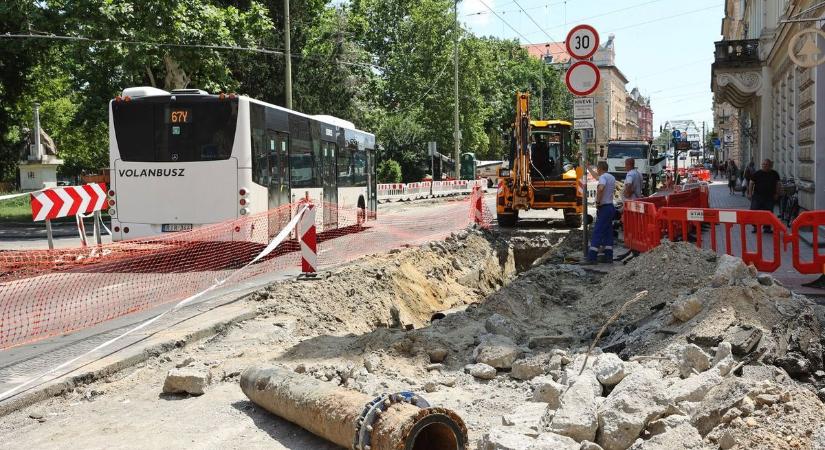 Megnéztük, hol tart az útépítés a Széchenyi téren és hogyan változott a közlekedés – galériával, videóval