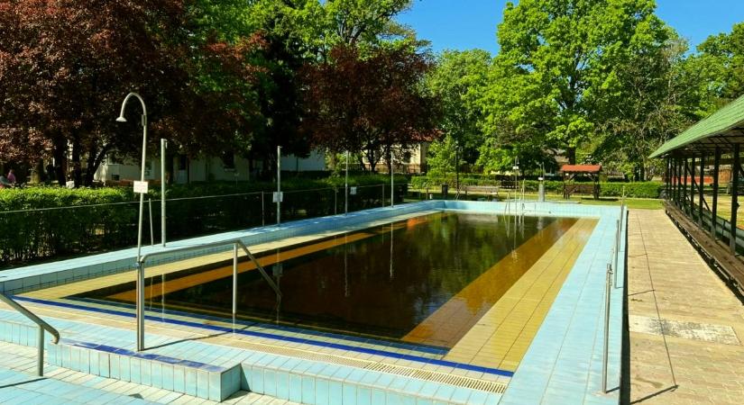 Hiába áll készen a nyitásra ez a jászsági gyógyvizes strand, nem fogadhat vendégeket