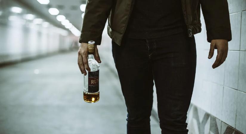 Az alkoholizmus 4 korai jele, amit sokan figyelmen kívül hagynak