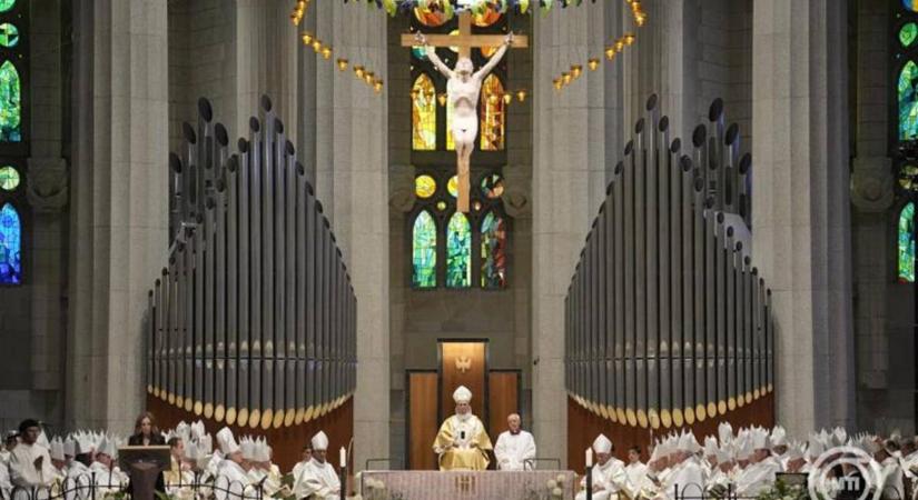 XIV. Leó pápa felavatta a barcelonai Sagrada Familia-bazilika Jézus Krisztusról elnevezett tornyát