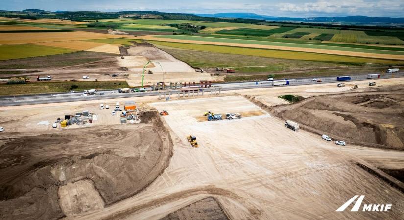 Valami óriási készül az M1-es Fejér megyei szakaszán – a drónfelvételek mindent megmutatnak