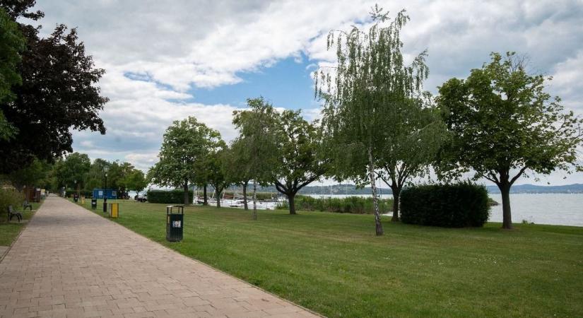 Stílusos szezonnyitás Zamárdiban: kitiltották a rollereket és a kutyákat a partról