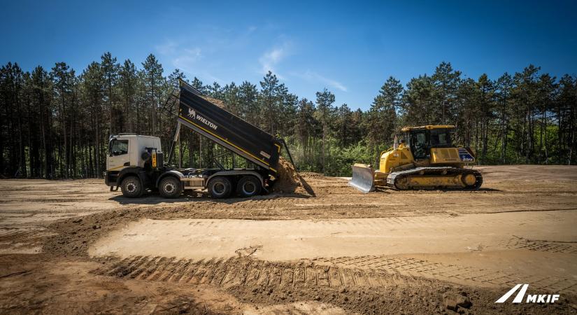 Már látszanak az utak nyomvonalai a Monor mellett épülő pihenőhelyen