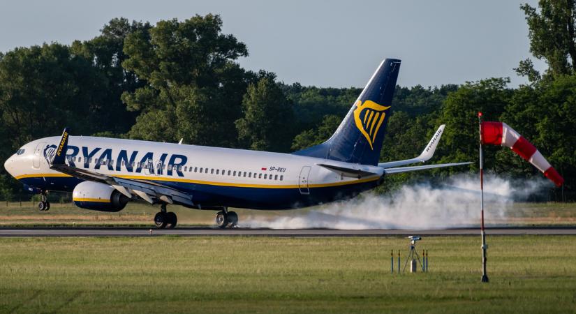 Egy kötelező elem miatt fizetnek a szülők, vizsgálat indult a Ryanair ellen