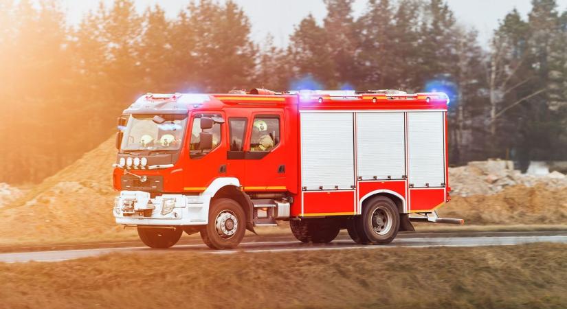 Lángolt egy autó Kiskőrös és Tabdi között, több egység is a helyszínre sietett
