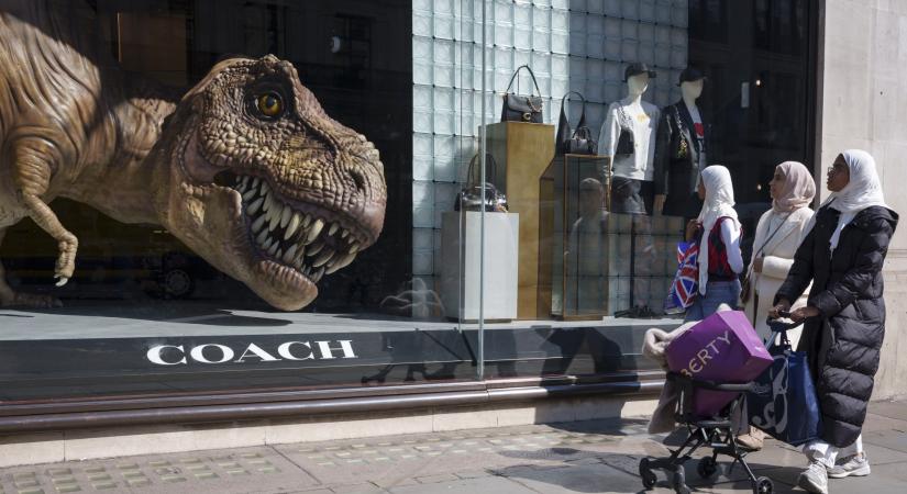 Ez már tényleg a Jurassic Park IRL: sosem látott luxuscikkért fizethetnek vagyonokat, amely valódi dinoszauruszbőrből készült