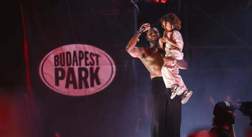 Jason Derulo kisfia ellopta a show-t: Mutatjuk mit csinált a budapesti koncerten