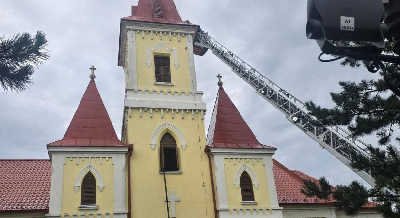Lángra kapott a harangtorony Szatymazon, több egység vonult a helyszínre
