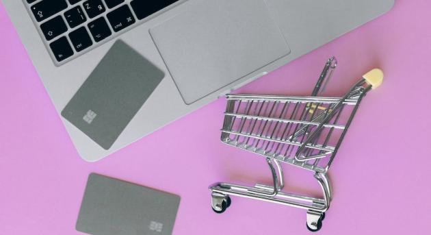 Évente több mint 2000 milliárd forintot tapsolunk el webshopokban
