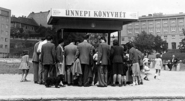 A hanyatló könyvpiac fellendítésére szervezték meg az első Könyvhetet