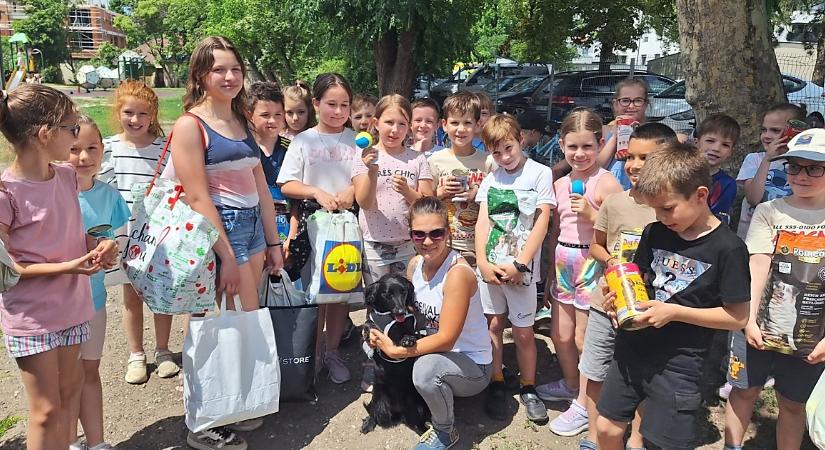 Nagy volt az öröm, Joey és Gréti kutya ellátogatott a debreceni iskolásokhoz