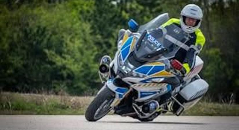 Videón a sofőr, aki a motoros rendőr orra előtt vette semmibe a közlekedési szabályokat