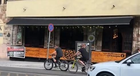 Schwarzenegger ismét biciklire ült Budapesten, most a Mészáros utcában tekert – videó