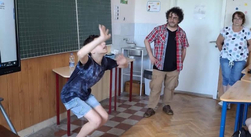 Rendhagyó irodalomóra a Kassaiban: ahol a memoriter száraz tananyag helyett élménnyé vált