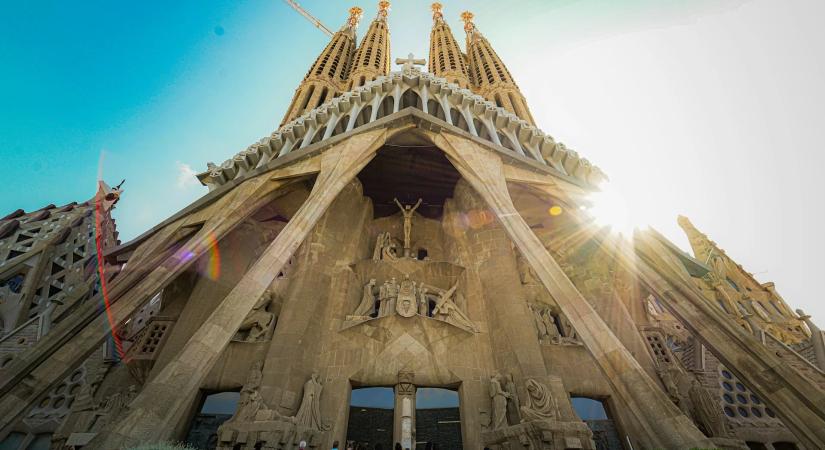 XIV. Leó pápa megáldotta a Sagrada Família új tornyát – a világ legmagasabb temploma