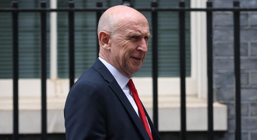 Váratlanul lemondott a brit védelmi miniszter, súlyos problémára hívta fel a figyelmet