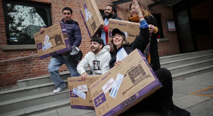 Ingyen tévét osztogatnak Argentínában azoknak, akiknek elutasították az amerikai vízumkérelmüket
