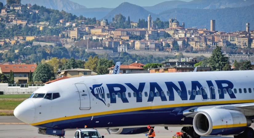 Extra pénzt kér a Ryanair a szülőktől, hogy a gyerekeik mellé ülhessenek a gépen – Vizsgálatot indított a hatóság a társaság ellen