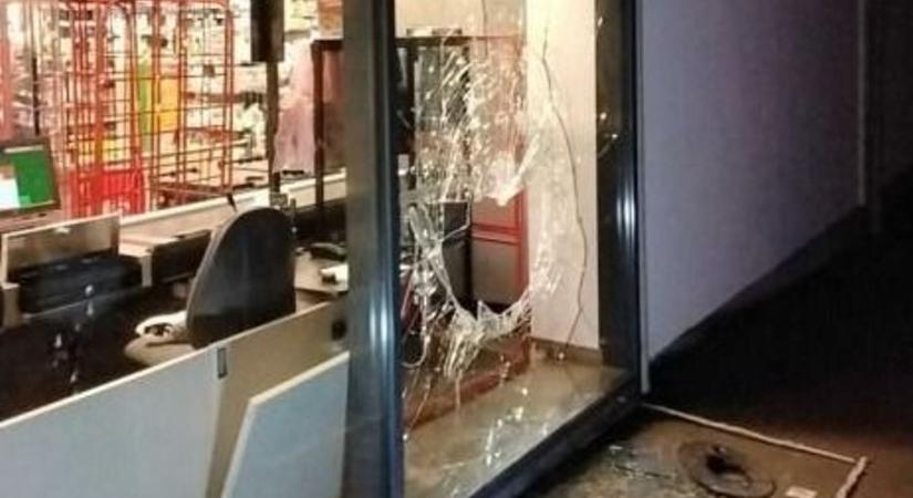 Kukafedéllel tört be egy szegedi üzletbe a whiskey-tolvaj, a biztonsági kamerák buktatták le
