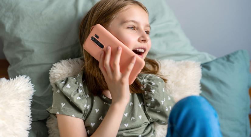Ekkora büntetést utalhatnak ki, ha telefonbetyárkodik a gyereked, és lebukik