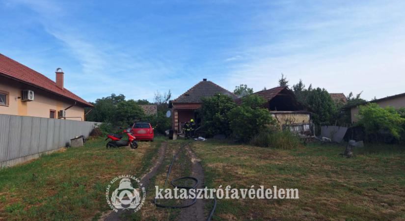 Kigyulladt egy melléképület Zagyvarékason, a tűzoltók megvédték a családi házat