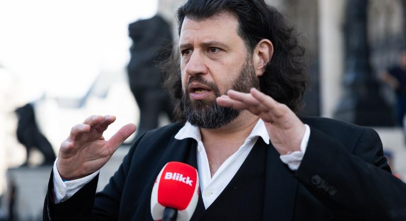 Adjatok pénzt! - Saját színdarabjára gyűjt Puzsér Róbert - úgy száll bele a liberális értelmiségbe, mint gyöngytyúk a nokedlibe