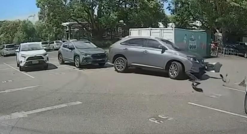 Videón: Az ittas sofőr mintha csak dodzsempályán lenne, úgy törte a parkoló autókat