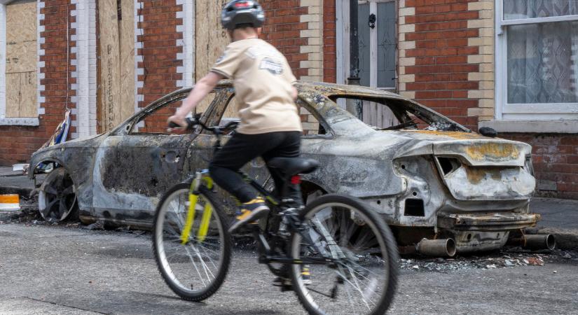 Belfasti zavargások: mintegy 20 román állampolgár kért konzuli segítséget