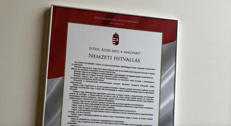 Magyar Péter leveteti a Nemzeti Hitvallást a közintézmények és iskolák faláról