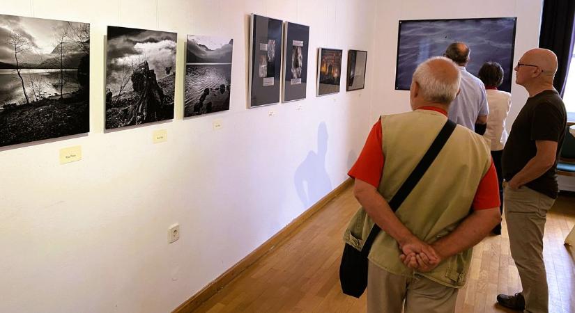 Huszonöt év képekben - megnyitott a Soproni Fotóművészeti Kör jubileumi fotókiállítása