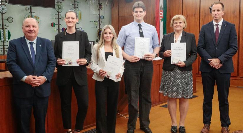 Jutalmazták az Országos Tanulmányi Versenyeken sikeres szombathelyi diákokat és tanáraikat - galéria