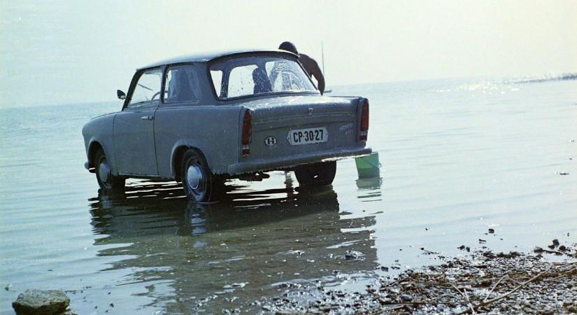 Trabi, kispolák és társai - videón az autócsodák, így jártunk a Balcsira 40 éve