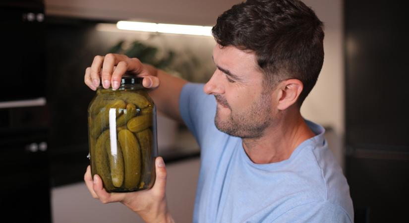 Vége a konyhai szenvedésnek: a filléres gumiszalagos trükk, amivel bármilyen makacs üveget másodpercek alatt nyitsz ki